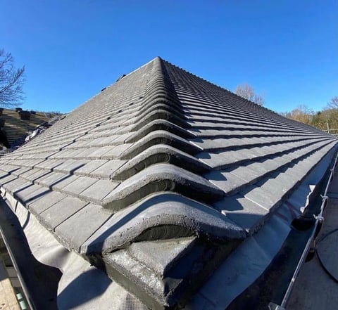 Curved barrel tiles roof